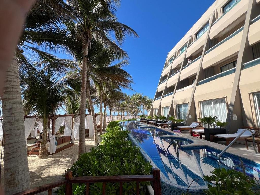 Flamingo Cancún Resort
